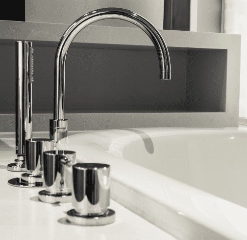 Silberner Wasserhahn von einer Badewanne