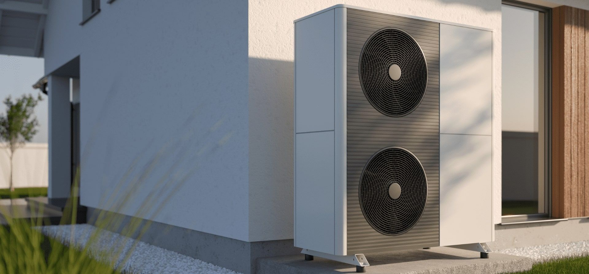 Eine moderne Klimaanlage steht draußen vor einem Haus.